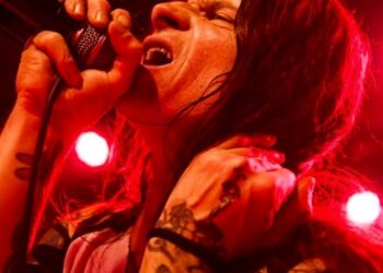 Izludio sebe. Transformirao se u ženu, pa ipak nesretan se vraća u muškarca.