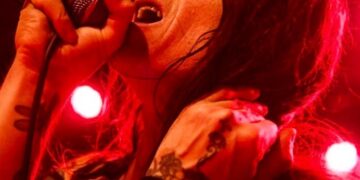 Izludio sebe. Transformirao se u ženu, pa ipak nesretan se vraća u muškarca.