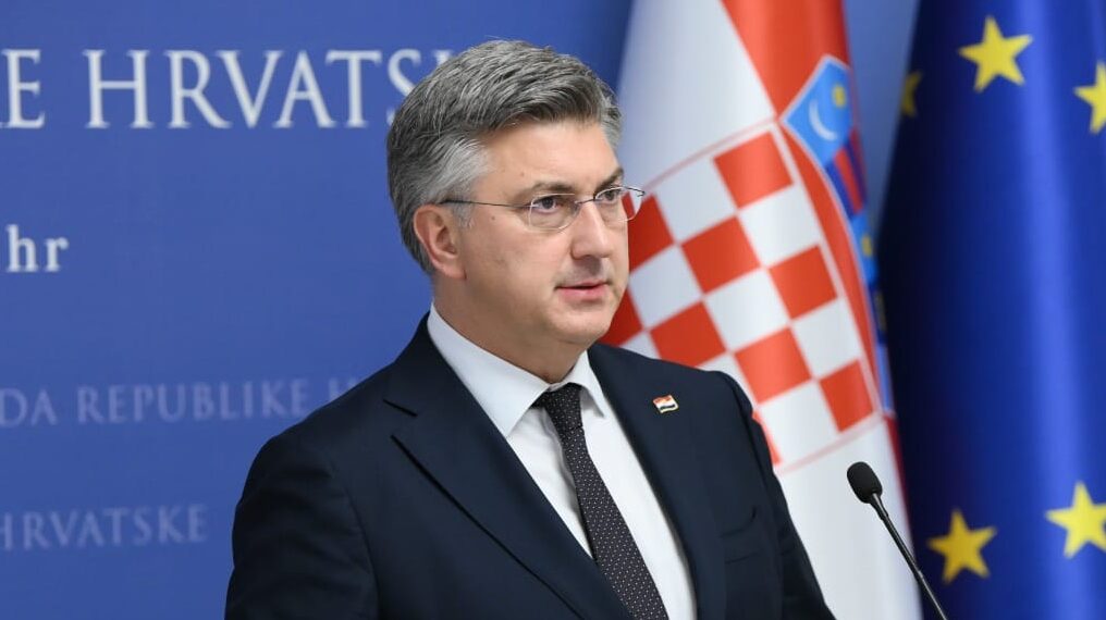 Što je važnije za Hrvatsku: ulaganje u skupo oružje ili povećanje plaća građanima?