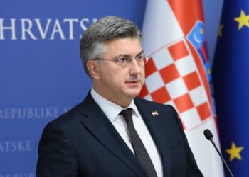 Što je važnije za Hrvatsku: ulaganje u skupo oružje ili povećanje plaća građanima?