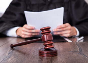 Suci su ipak bogovi slobode na zemlji. Mogu uništiti ili spasiti živote i obrazložiti