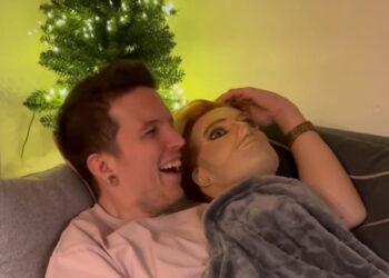 Ja volim samo sebe: Baby lasagna u krevetu sa lutkom koja liči na njega!