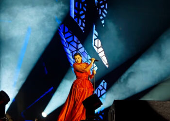 Nina Badrić koncertom proslavila 30 godina na estradi: Slavna kolegica iznenadila ružama!