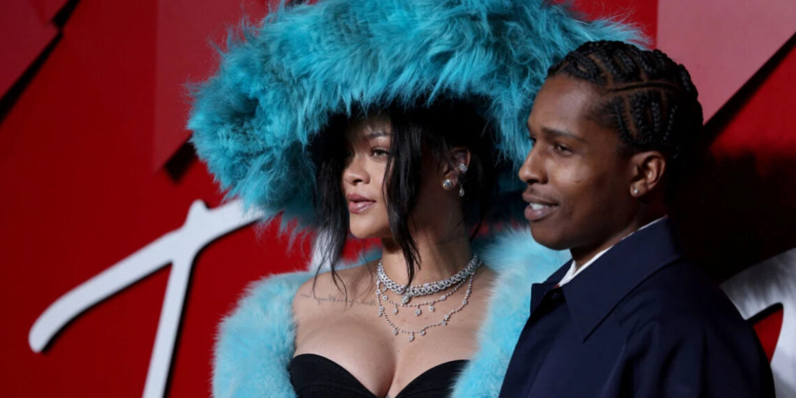 Dekolte u prvom planu: Rihanna plijenila pažnju zanimljivom modnom kombinacijom na crvenom tepihu