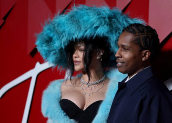 Dekolte u prvom planu: Rihanna plijenila pažnju zanimljivom modnom kombinacijom na crvenom tepihu