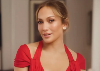 Praznična haljina Jennifer Lopez koja je “ukrala show”: Glumica u crvenoj kombinaciji istaknula dekolte