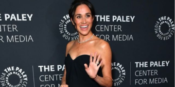 Meghan Markle zablistala u crnoj haljini bez naramenica, princ Harry nije bio uz nju