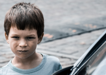 Pet znakova koji otkrivaju da se vaše dijete teško povezuje s vama