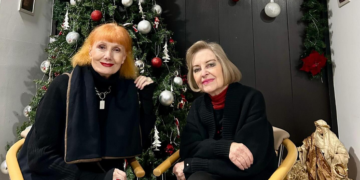 Josipa Lisac i Gabi Novak pozirale ispred ukrašene jelke, fotografija oduševila fanove