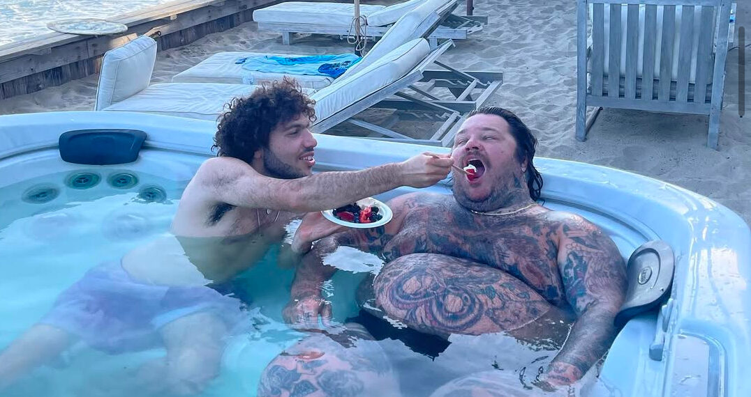 Zaručnik Selene Gomez je baš osebujan lik: Ne voli avione, valja se u bazenu s drugim muškarcima i ima svoju knjigu!