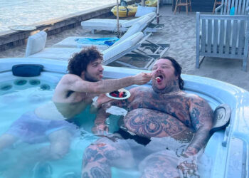 Zaručnik Selene Gomez je baš osebujan lik: Ne voli avione, valja se u bazenu s drugim muškarcima i ima svoju knjigu!