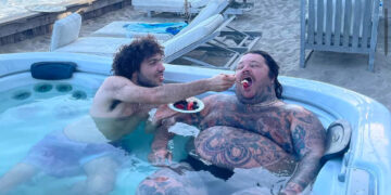 Zaručnik Selene Gomez je baš osebujan lik: Ne voli avione, valja se u bazenu s drugim muškarcima i ima svoju knjigu!