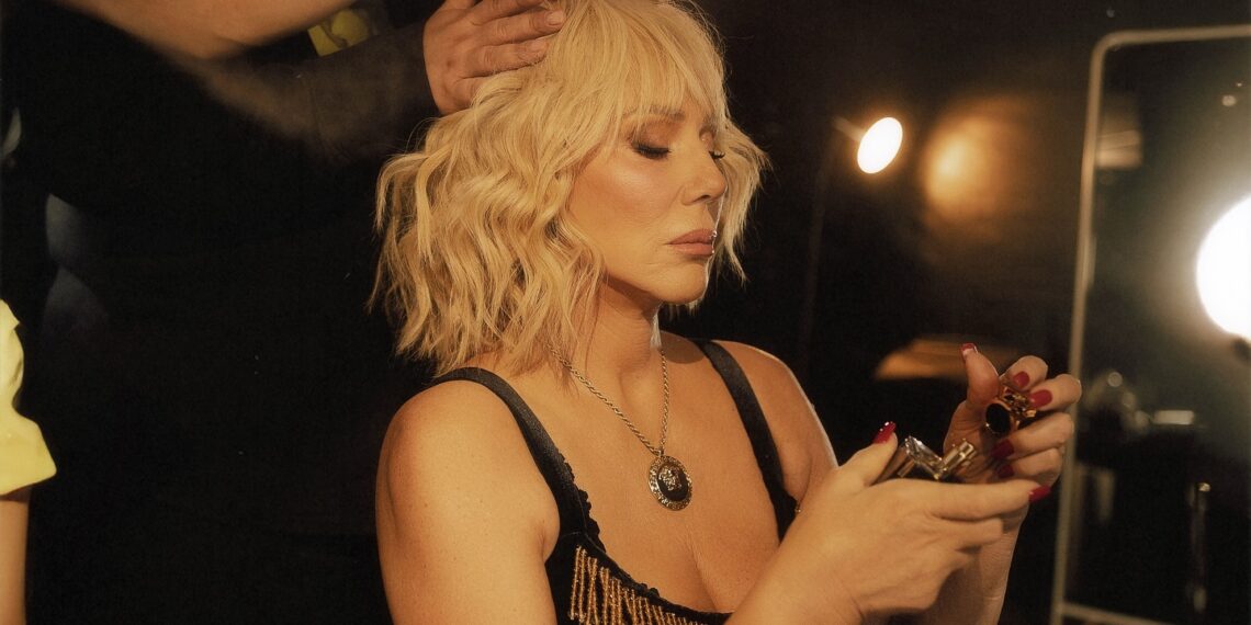 Lepa Brena sa slomljenom nogom se javlja fanovima