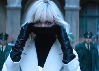 Atomska plavuša je emotivna agentica koja iza sebe ostavlja paranoju i kordone policije