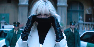 Atomska plavuša je emotivna agentica koja iza sebe ostavlja paranoju i kordone policije