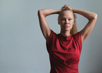 Pamela Anderson u zavodljivom izdanju na naslovnici magazina: Mrežasta haljina i prozirni detalji