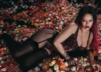 Rihanna ponovo plijeni pažnjom: Pozirala u halterima, dekolte u prvom planu