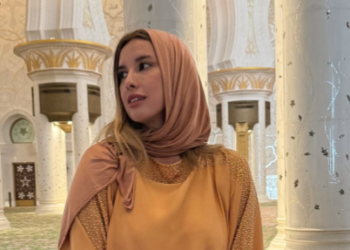 Nives Celzijus u nesvakidašnjem izdanju: Pozirala ispred džamije u abaji s maramom na glavi