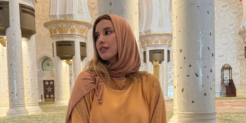 Nives Celzijus u nesvakidašnjem izdanju: Pozirala ispred džamije u abaji s maramom na glavi