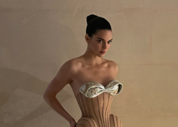 Kendall Jenner zablistala na reviji u Parizu: Korzet s detaljima u boji kože