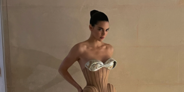 Kendall Jenner zablistala na reviji u Parizu: Korzet s detaljima u boji kože