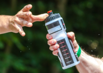 Koliko često trebate prati plastične boce: Mogu sadržavati 40.000 puta više bakterija od WC daske
