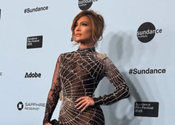 Jennifer Lopez zablistala na premijeri s haljinom inspirisanom filmom “Kiss of the Spider Woman”