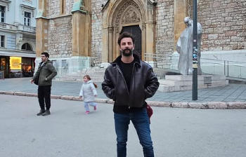 Poznati turski glumac doputovao u Sarajevo: Pozirao je ispred katedrale