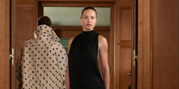 Adriana Lima “golom” haljinom u Parizu utišala je sve negativne komentare zbog ranijeg viška kilograma