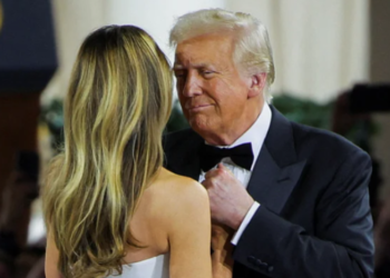 Donald i Melania Trump na prvom inauguracijskom balu dočekani uz ovacije, par se zadovoljno smješkao