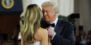Donald i Melania Trump na prvom inauguracijskom balu dočekani uz ovacije, par se zadovoljno smješkao