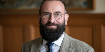 Mađarski gay orgijaš, suosnivač stranke Orbana vraća se na scenu nakon skandala