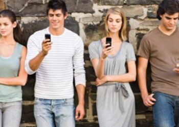 Uništena generacija! Na mobitelu stalno, površni, nesretni i zatočeni….poznato?