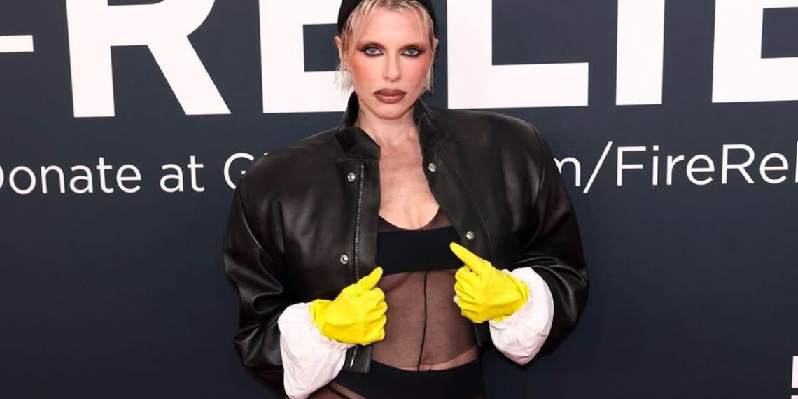 Moda ili ne? Julia Fox nosila gumene rukavice za čišćenje i odjeću od najlonki na dodjeli Grammyja