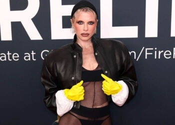 Moda ili ne? Julia Fox nosila gumene rukavice za čišćenje i odjeću od najlonki na dodjeli Grammyja