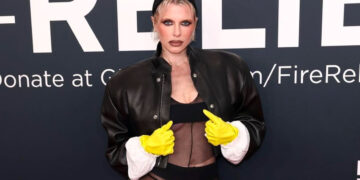 Moda ili ne? Julia Fox nosila gumene rukavice za čišćenje i odjeću od najlonki na dodjeli Grammyja