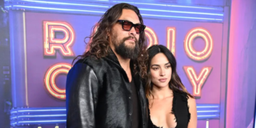 Jason Momoa se pojavio na 50. godišnjici Saturday Night Livea sa 12 godina mlađom djevojkom