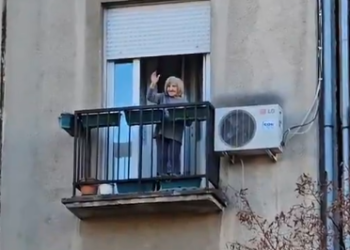 Legendarna Mira Banjac privukla pažnju na protestima u Novom Sadu: S balkona mahala prisutnima