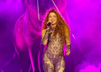 Shakira turneju započela s čak 13 outfita: Šljokice, rese i prozirni kombinezon koji naglašava obline