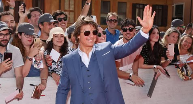 Tom Cruise proveo Valentinovo s 26 godina mlađom glumicom: “Uhvaćeni” ispred restorana u Londonu