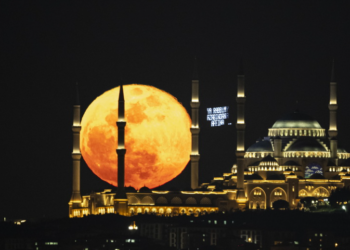 Fascinantan prizor punog Mjeseca iznad Camlica džamije u Istanbulu