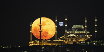 Fascinantan prizor punog Mjeseca iznad Camlica džamije u Istanbulu