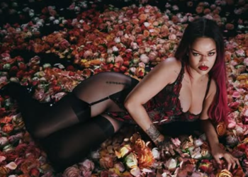 Rihanna polugola reklamirala sprej za kosu