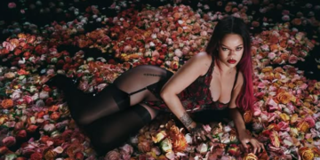 Rihanna polugola reklamirala sprej za kosu