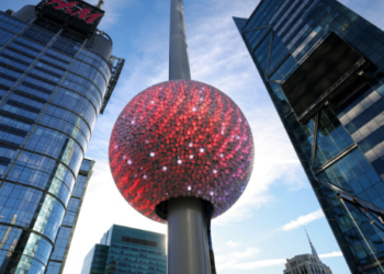 Novogodišnja kugla postavljena na Times Square: Ukrašena s više od 5.000 kristala
