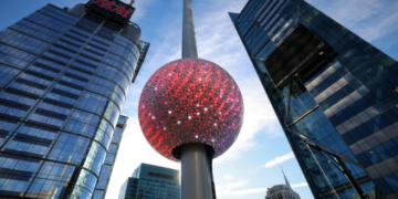 Novogodišnja kugla postavljena na Times Square: Ukrašena s više od 5.000 kristala
