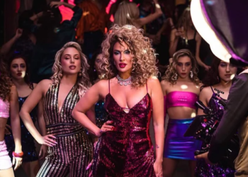 Senidah na snimanju spota u zavodljivom izdanju: Bordo haljina sa šljokicama istakla njen dekolte