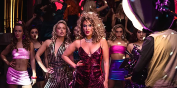 Senidah na snimanju spota u zavodljivom izdanju: Bordo haljina sa šljokicama istakla njen dekolte