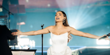 Glamurozno izdanje Emine Jahović na koncertu: Zablistala u bijelom kompletu sa suptilnim detaljima
