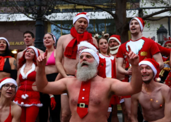 Polugoli Djeda Mrazovi trčali ulicama Budimpešte, hladnoća ih nije zaustavila